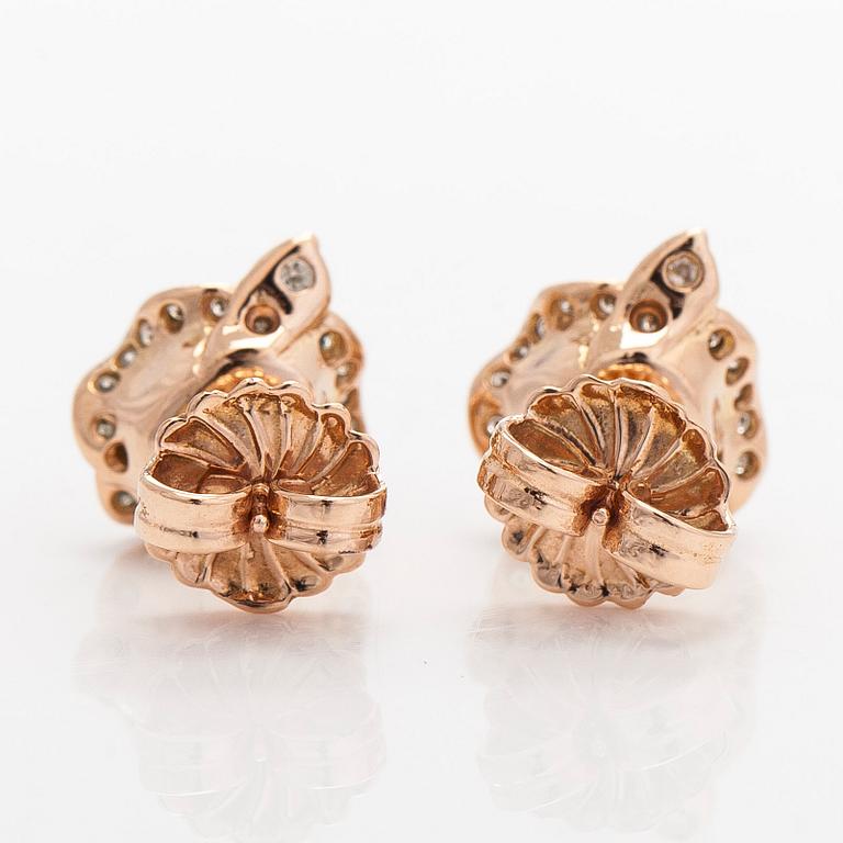 Korvakorut, 14K ruusukultaa ja briljanttihiottuja timantteja.