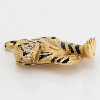 E Wolf & Co panterbrosch 18K guld med emalj samt runda briljantslipade diamanter och en smaragd.