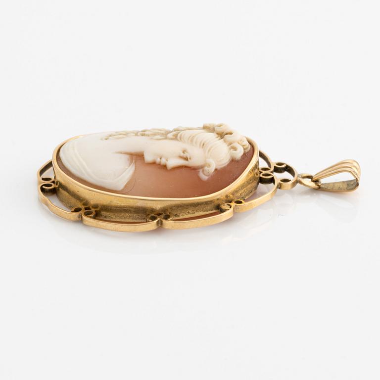 Pendant, 18K gold with shell cameo.