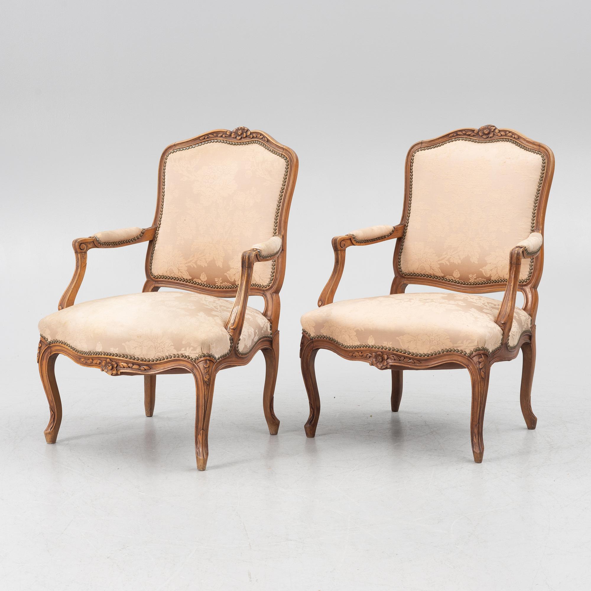 Karmstolar, ett par, rokokostil, 1900-talets första hälft.