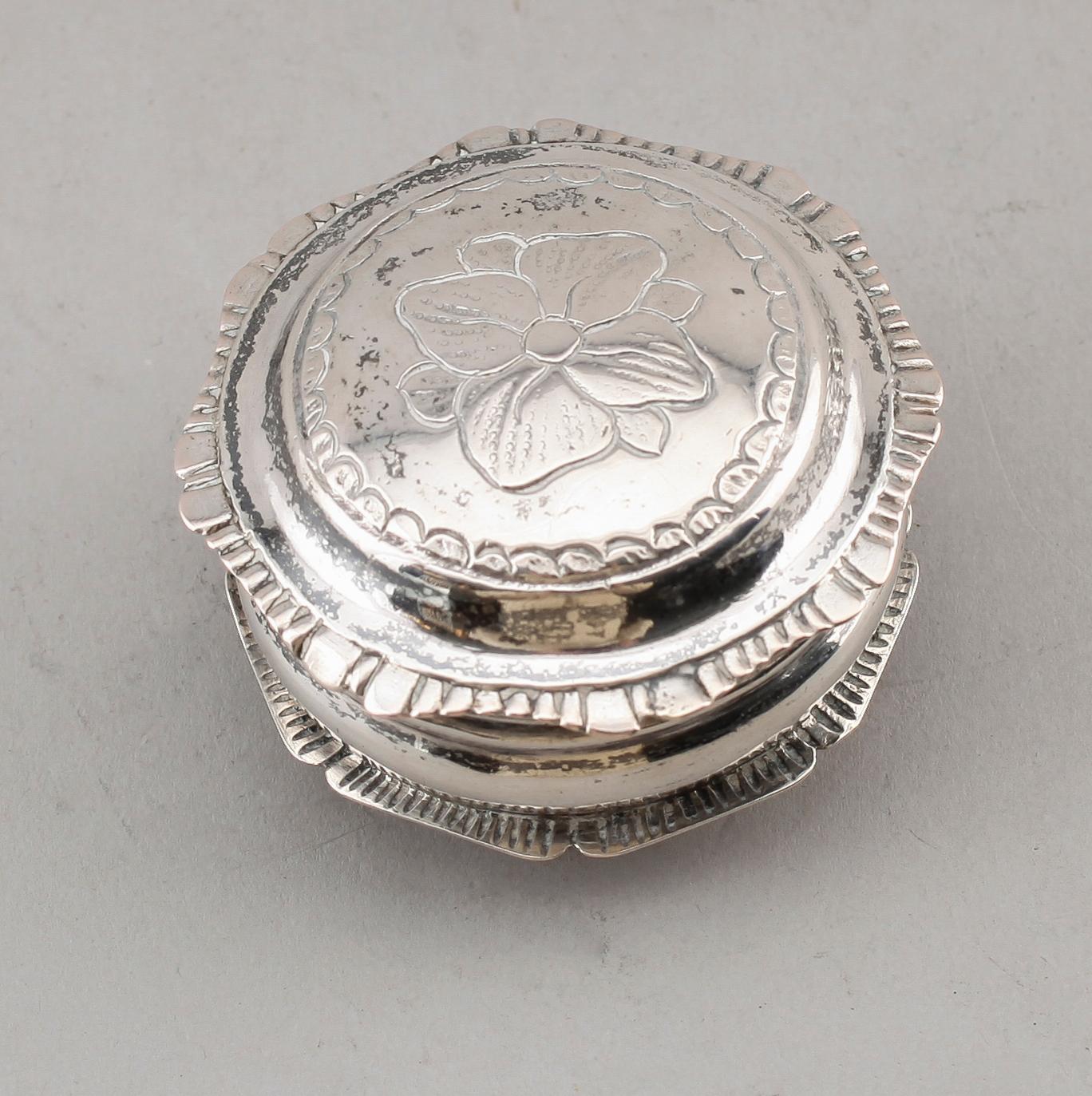 OBLATDOSA, silver, Abraham Holmgren, Strömstad 1857. Vikt ca 41 g.