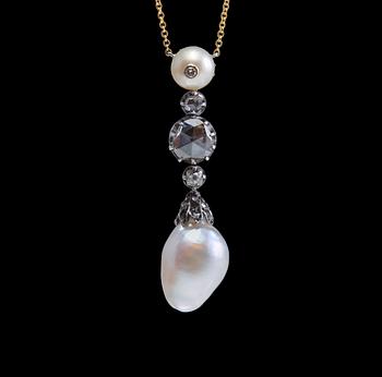 445. A PENDANT, rose cut diamonds c. 0.7 ct, south sea pearls. 18K gold, silver. Weight 6.5 g.