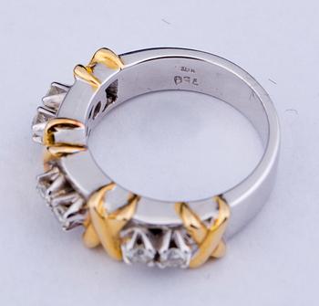Ring, 18 k guld samt vitguld med briljantslipade diamanter, totalt ca 0.30 ct. Vikt ca 10 g.