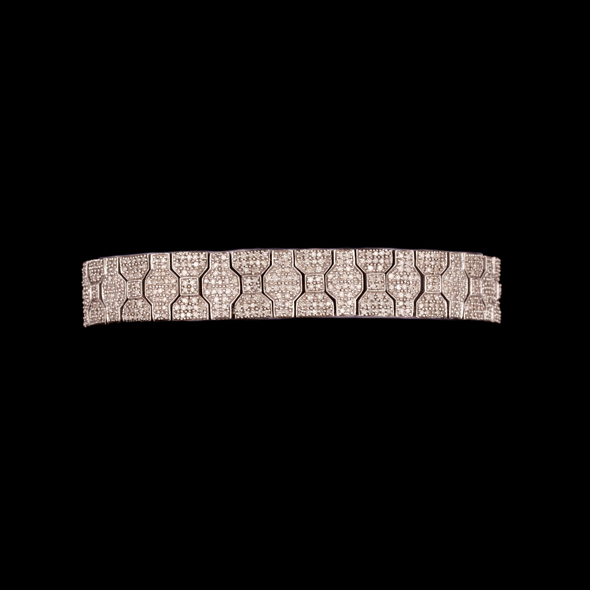 ARMBAND, 14K vitguld, diamanter tot. ca 4,50 ct. Vikt ca 27 g.
