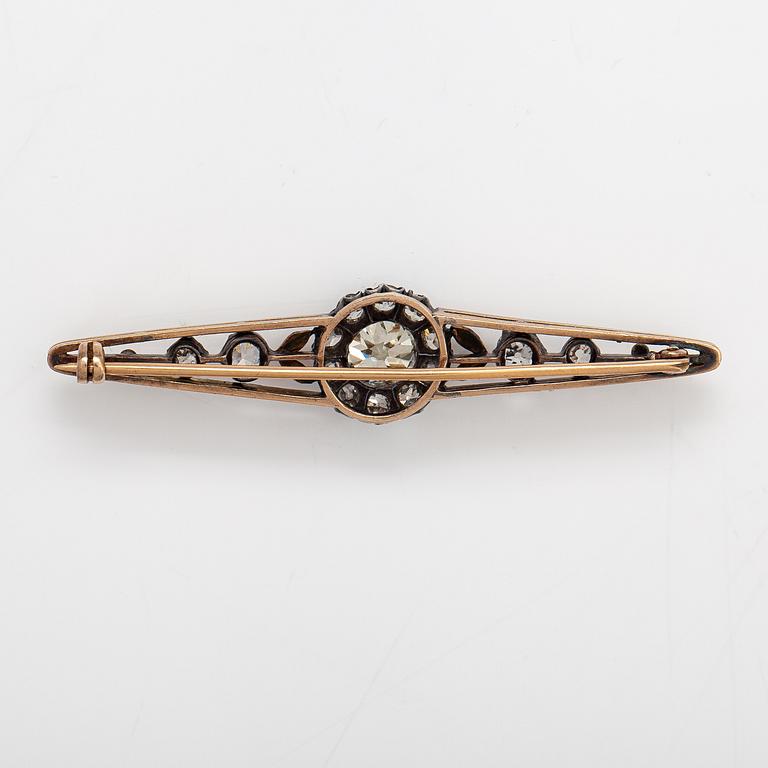 A 14K gold and silver brooch with old cut diamonds ca. 3.30 ct in total. Turn of the 20th century.