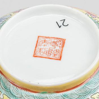 A CHINESE EGG-SHELL BOWL 20TH CENTURY,