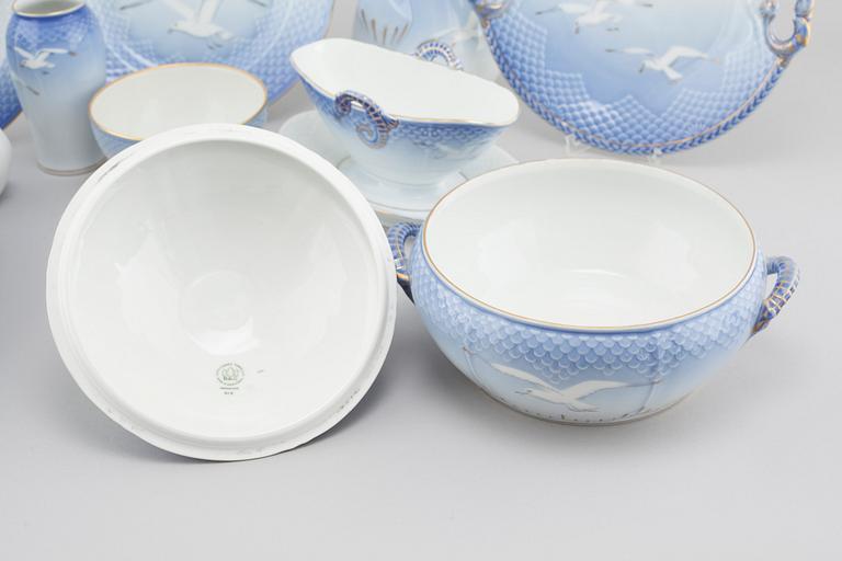 138 pieces of dinnerware "Blå Måsen" by Bing & Gröndahl, Denmark.