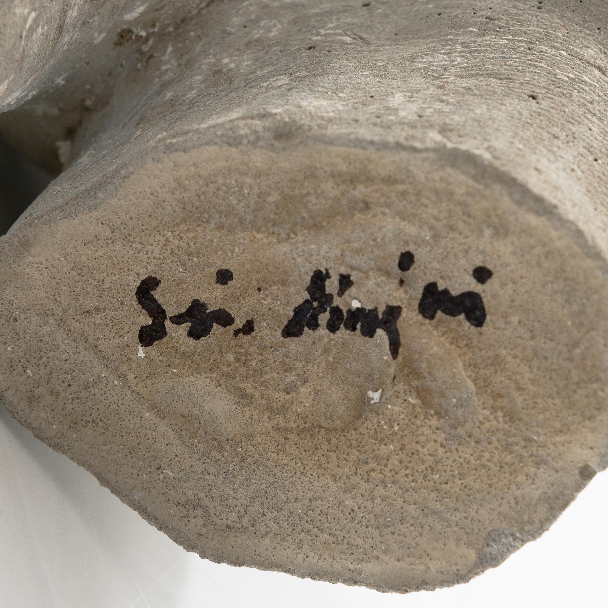 Sini Majuri, skulptur, "Crocodile's tear", signerad Sini Majuri, Suomenlinna 2022.