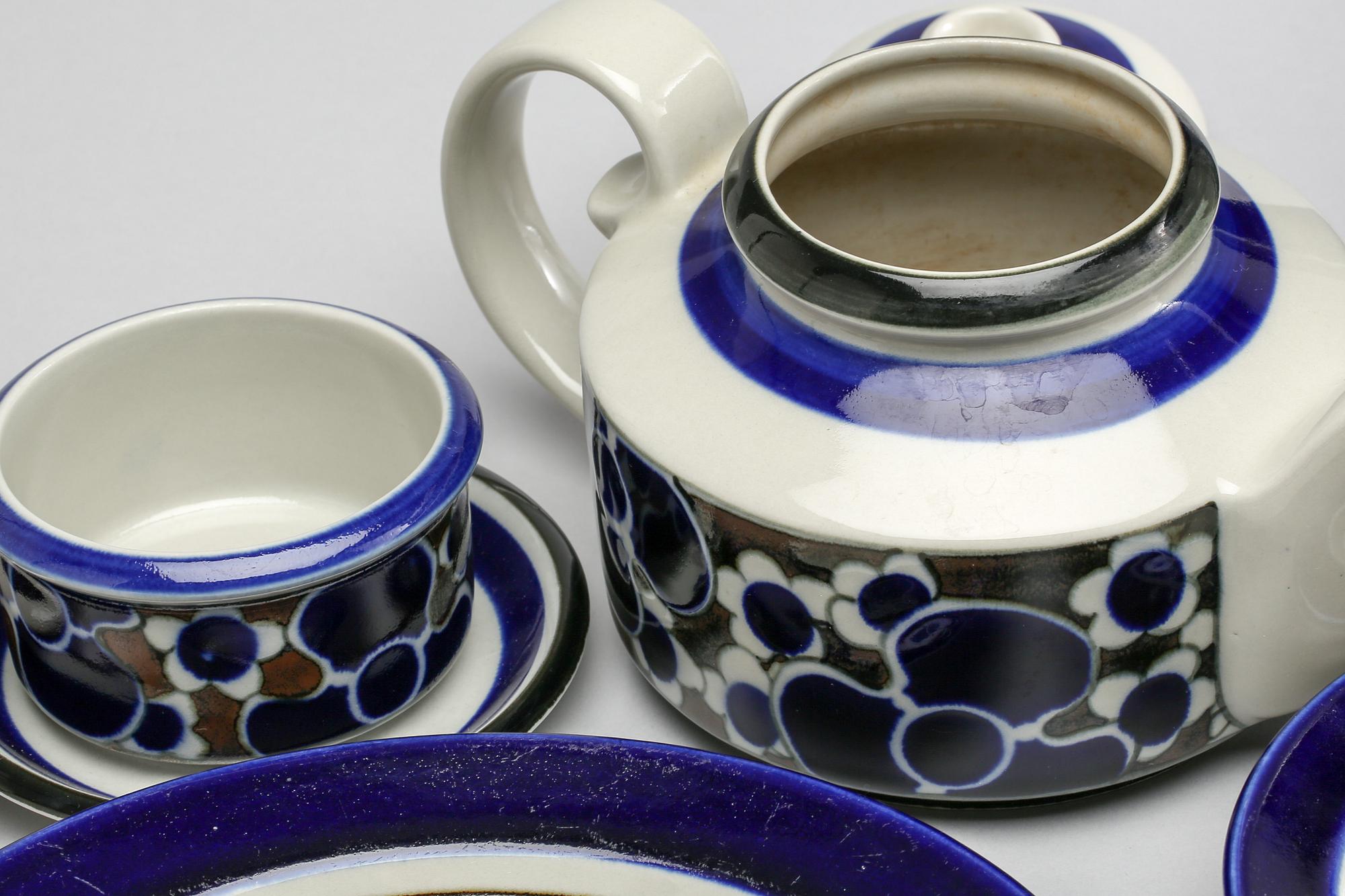 MAT- och KAFFESERVIS, 41 delar, stengods, "Saara", Anja Jaatinen-Winquist för Arabia, Finland, 1970-tal.