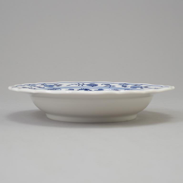 CRÈMEKOPPAR med LOCK och FAT, 12 st, BÄRTALLRIKAR, 12 st, samt DJUP TALLRIK, porslin, Meissen, 1900-tal.