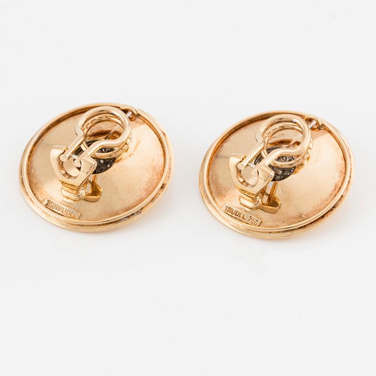 A pair of 18K gold Trudel earrings set with round brilliant-cut diamonds.