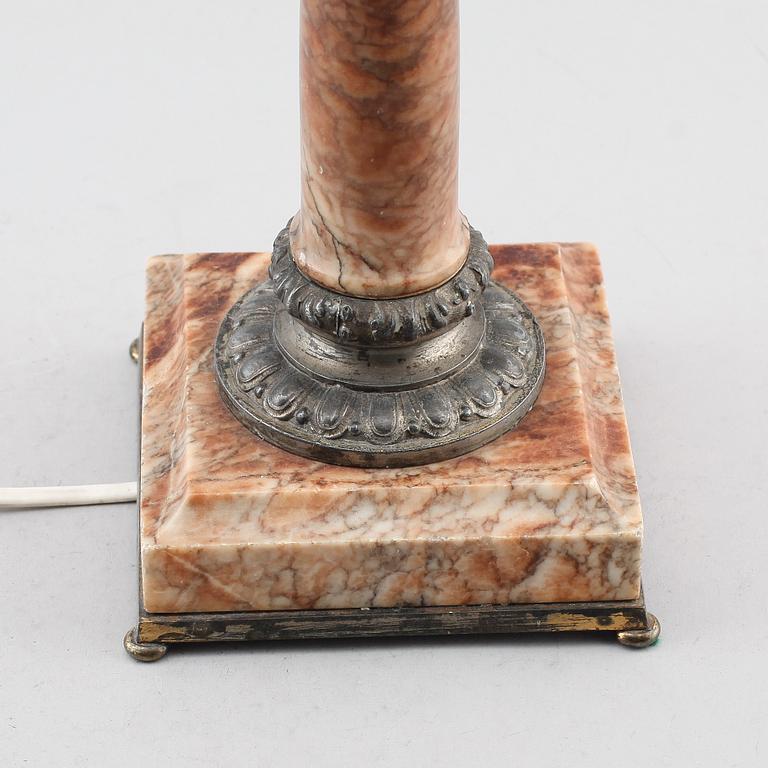 BORDSLAMPA, marmor och bronserad metall, 1900-talets första hälft.