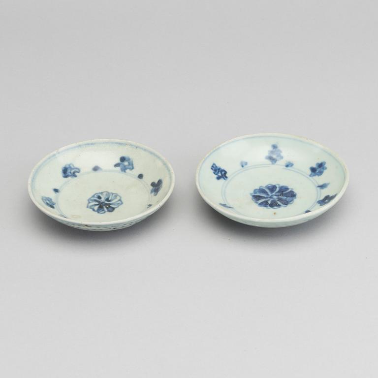 TWO CHINESE PORCELAIN PLATES MING DYNASTY (1368-1644).