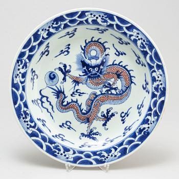 A blue and white and red dish, Late Qing dynasty, early 20th century.