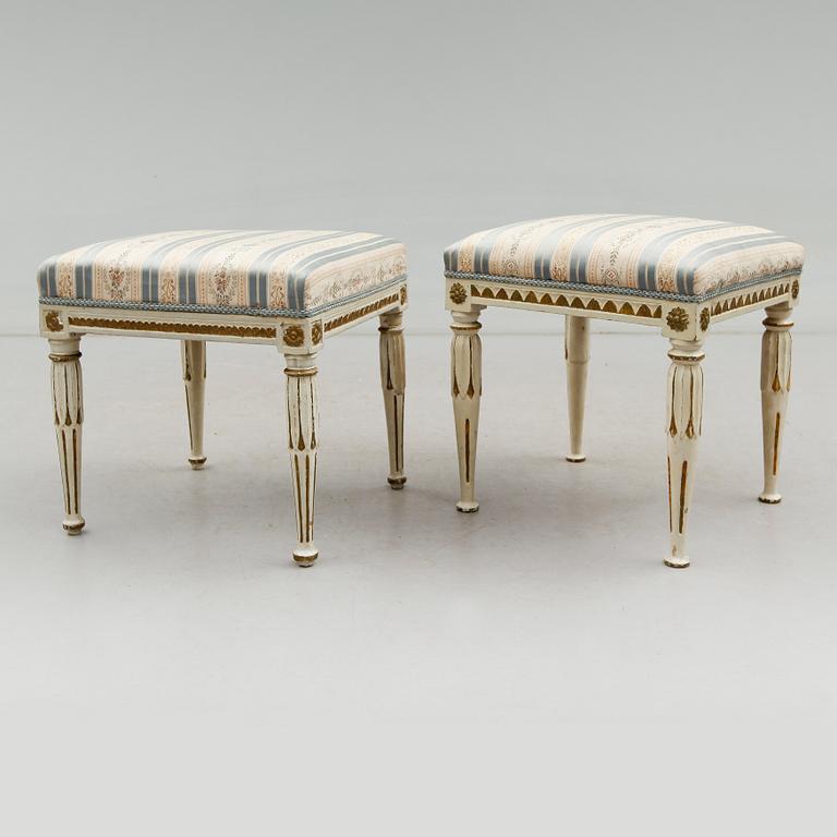 TABURETTER, 2 st snarlika, sengustavianska, omkring år 1800.