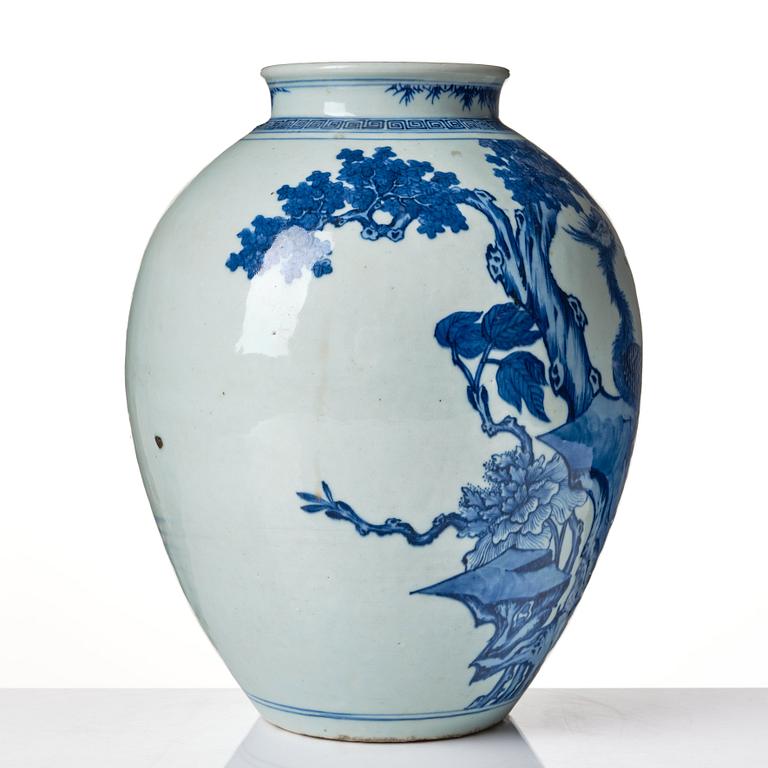 A blue and white jar, Qing dynasty, 19th Century.
