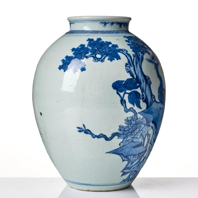 A blue and white jar, Qing dynasty, 19th Century.