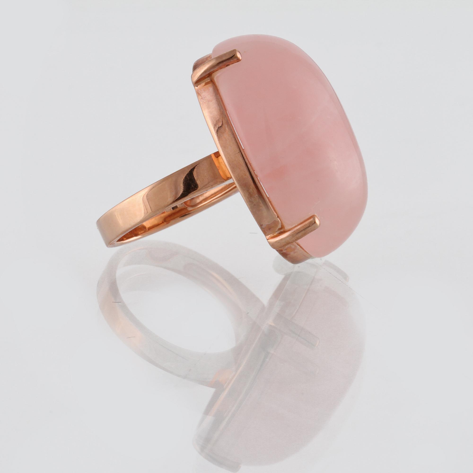 RING, 18K roséguld troligtvis med cabochonslipad rosa kvarts.  Vikt 12,6 gram.