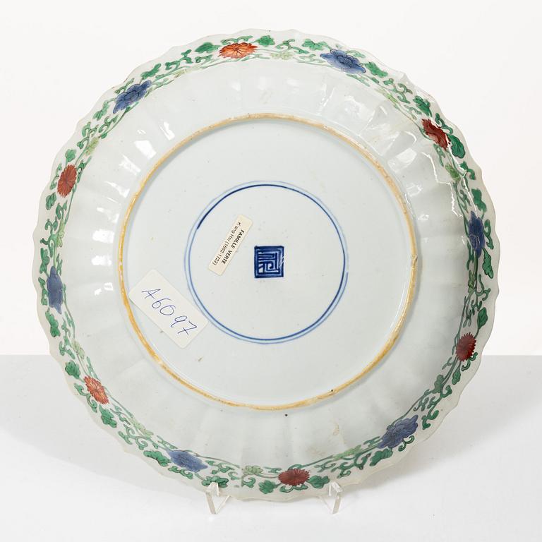 A famille verte dish, Qing dynasty, Kangxi (1662-1722).
