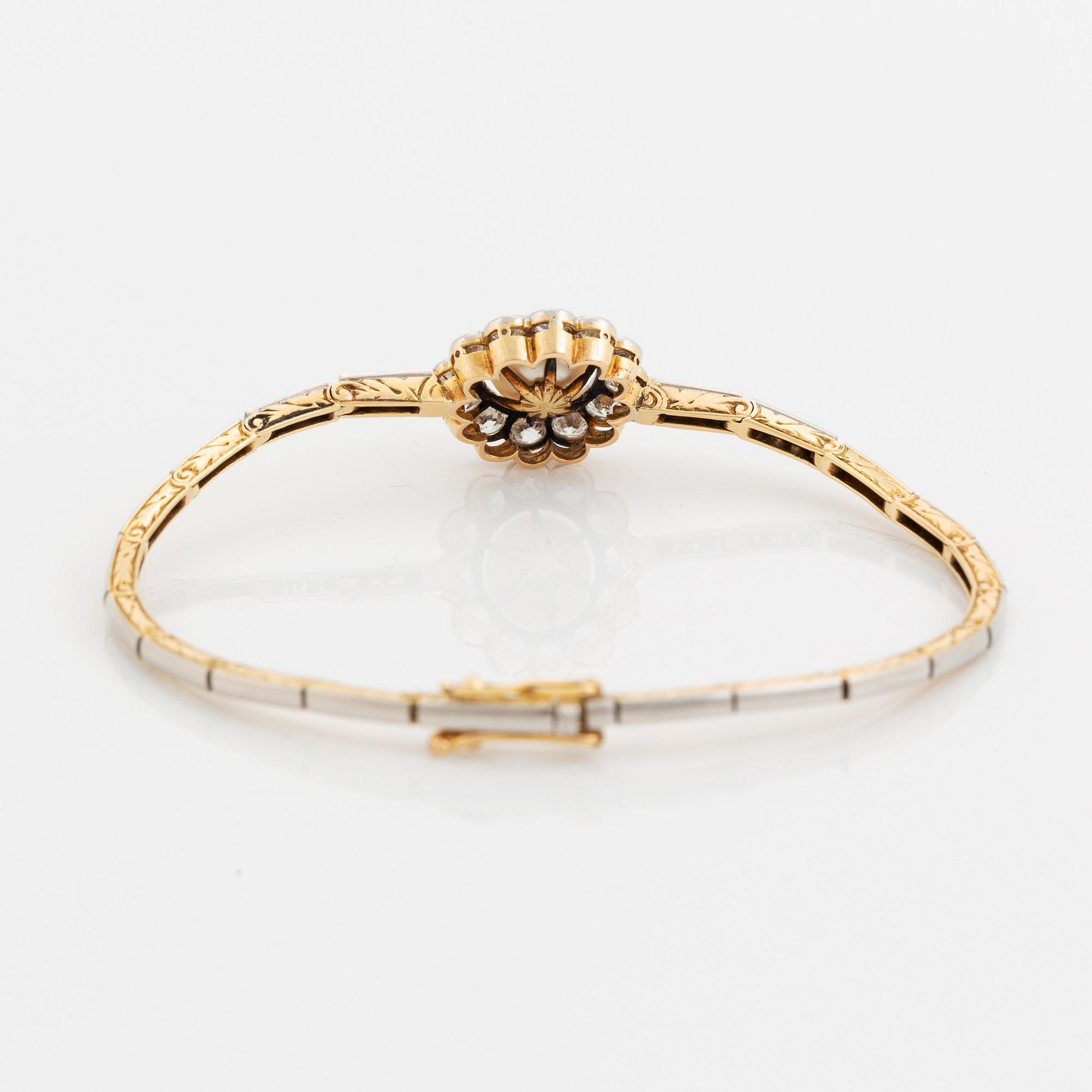 Armband guld och platina med en boutonformad pärla samt gammal- och åttkantslipade diamanter.