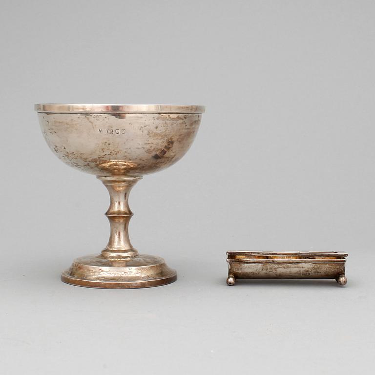 FRIMÄRKSDOSA samt BÄGARE, silver, England, tidigt 1900. Totalvikt: ca 216 gram.