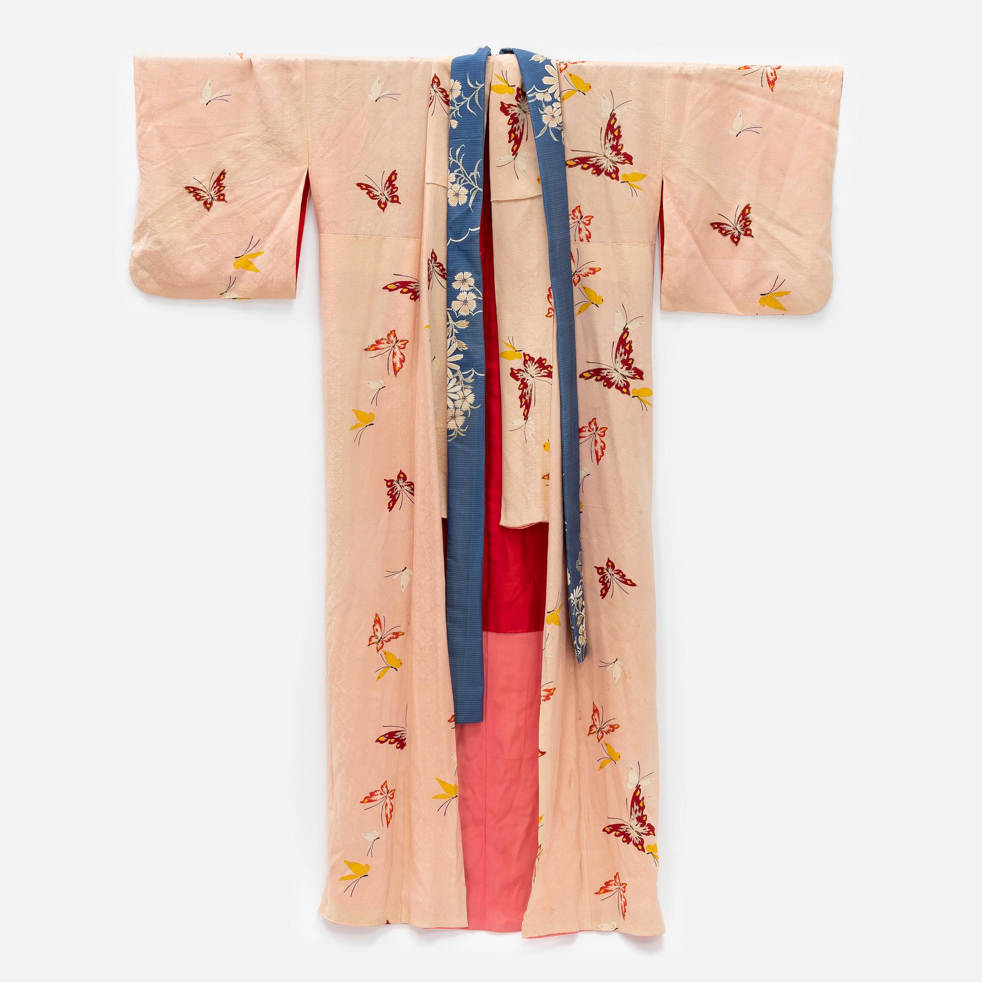 A Japanese silk kimono, 20th Century.