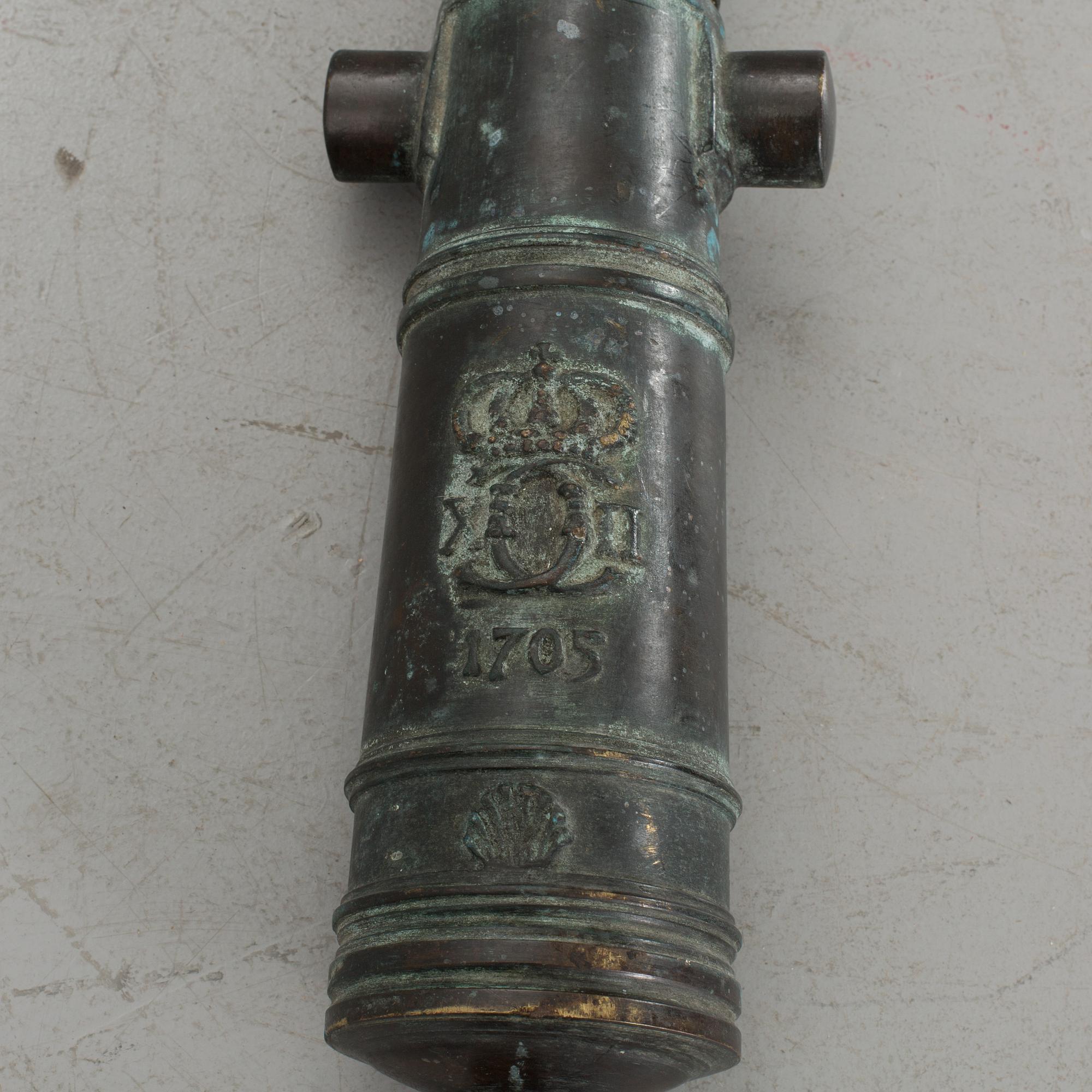 KANONRÖR(attrapp), brons, kopia av fältkanon med Karl XII monogram 1705.
