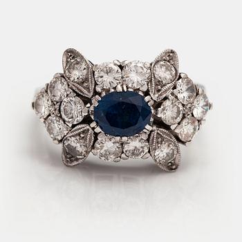 Ring, 18K vitguld, diamanter ca 1.90 ct tot och safir ca 1.10 ct. Timanttikoru, Helsingfors 1966.