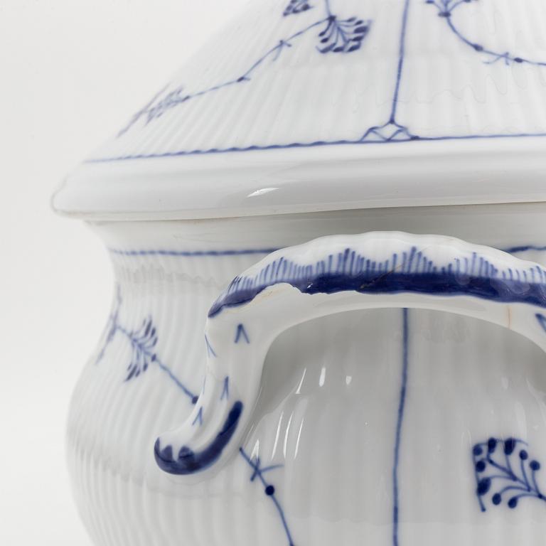 Terrin med lock, porslin, 'Musselmalet', Kunglig Dansk, Danmark, 1900-tal och Soppslev, silver, Sverige, 1861.