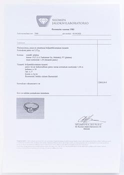 Sormus, platinaa, briljanttihiottu timantti 1.04 ct kaiverruksen mukaan. J.A Tarkiainen, Helsinki. Todistuksella.