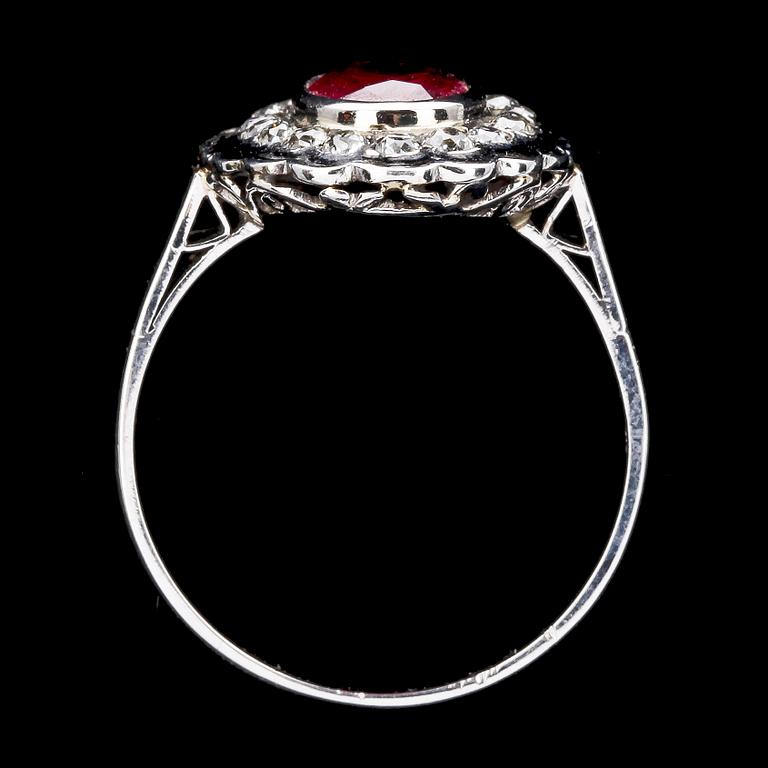 RING, ovalt fasettslipad rubin samt antikslipade diamanter, tot. ca 0.35 ct.