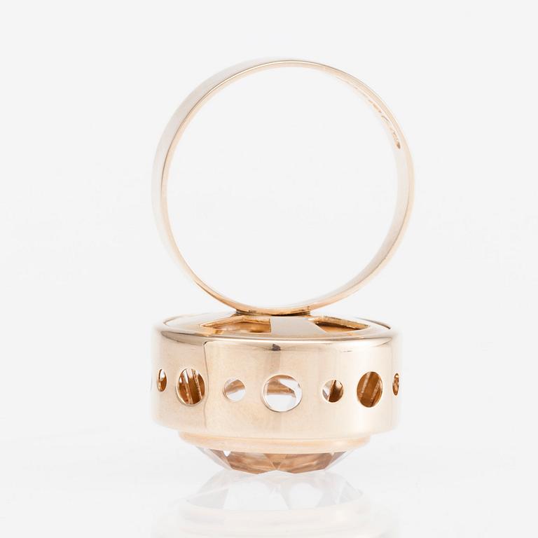 RING, 14K guld, fasettslipad bergskristall. Martti Viikinniemi, Riihimäki 1967. Vikt 7,1 g.