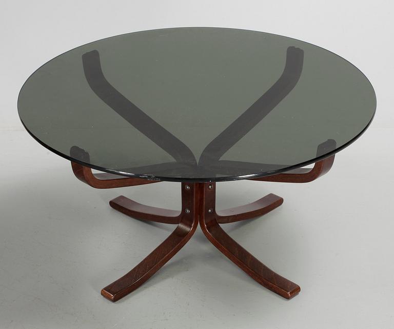 FÅTÖLJER, 2 st, samt BORD, "Falcon", Sigurd Ressell, Vatne Möbler, Norge, 1970-tal.