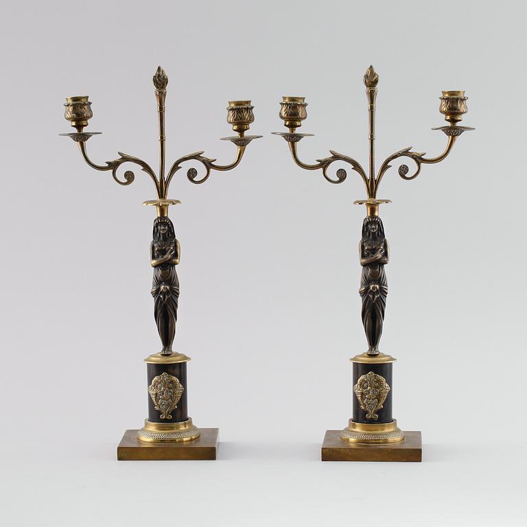 KANDELABRAR, 1 par, mässing och patinerad metall, empirestil, 1800-/1900-tal.