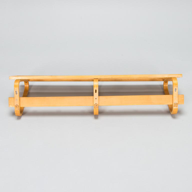 Alvar Aalto, hatthylla/ klädhängare för O.Y. Huonekalu-ja Rakennustyötehdas A.B, 1900-talets mitt.