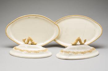 PASTEJFORMER, ett par, fajans. Empire. Märkt Jan der Delft. 1800-talets första del.