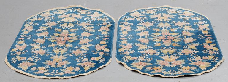 A pair of semi-antique/Old, Chinese rugs, ca 138 x 77 cm.
