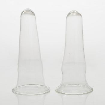 Vaser, ett par, silver och glass, London 1907.