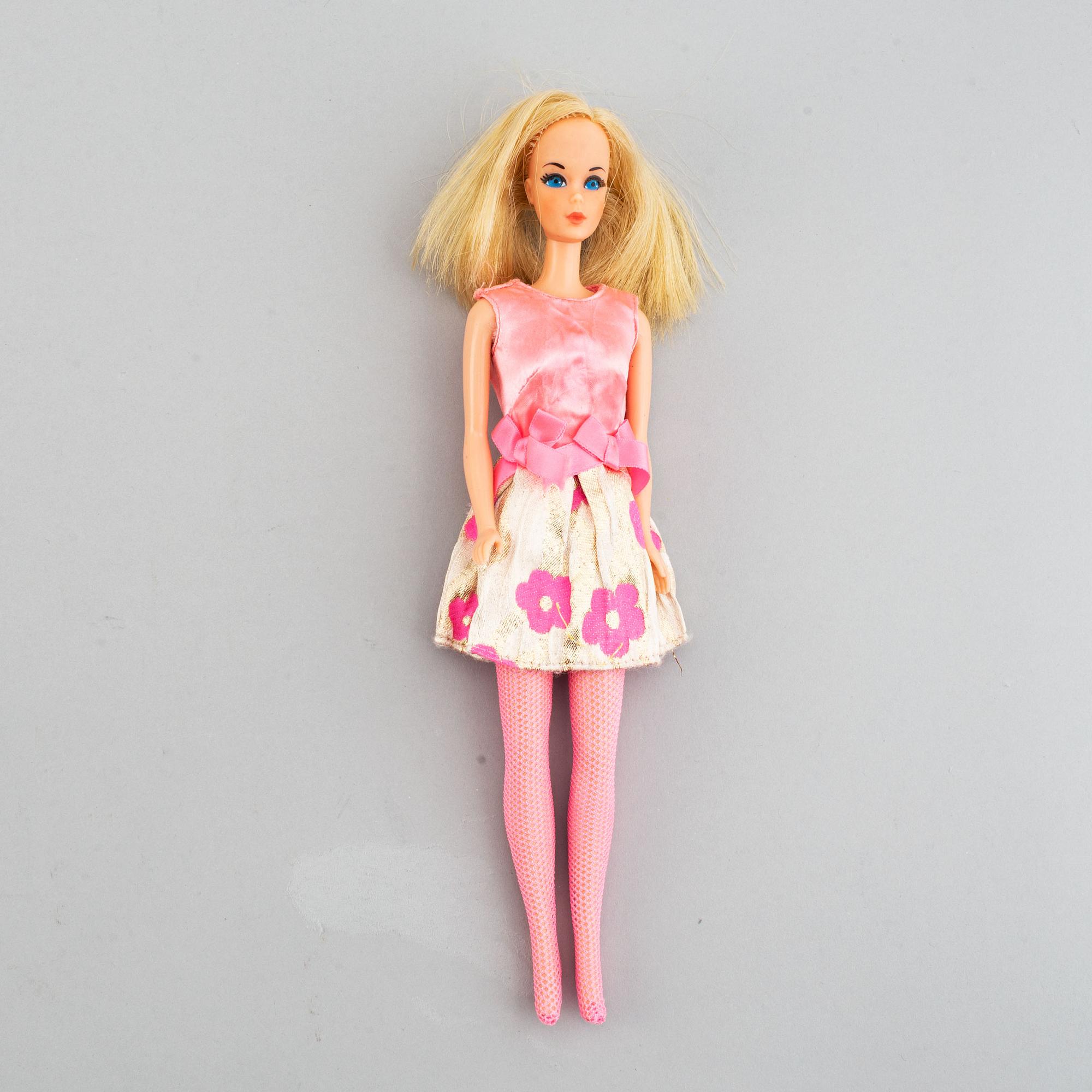 Four Barbiedolls with accessories, Mattel, 1970's.