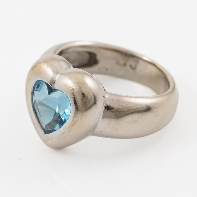 A ring in 18K white gold with a heart-shaped faceted topaz.