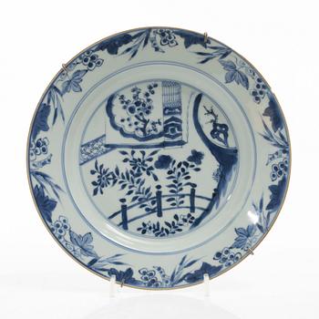 Tallrikar, tre stycken, porslin, Kina, Qingdynastin, Qianlong (1736-95).