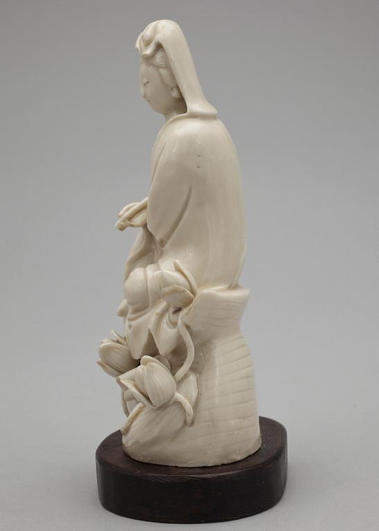 FIGURIN, KRUKA samt VAS, porslin, Kina 1900-tal.