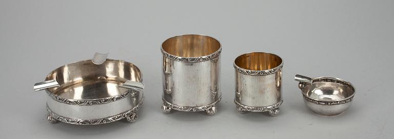 CIGARETTSET, 4 st, silver, Veljekset Sundqvist ja Oskar Lindroos, Helsinki 1907 ja 1921. Vikt tot. 588 g.