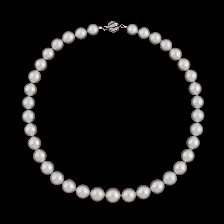 A cultured South sea pearl necklace, 13-10 mm.