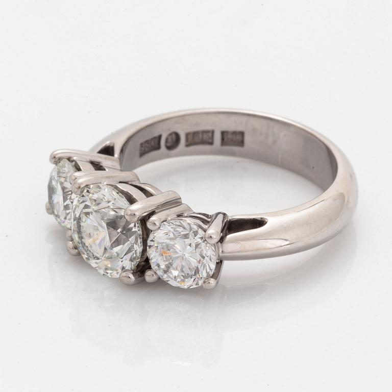 An 18K white gold ring set with round brilliant-cut diamonds.