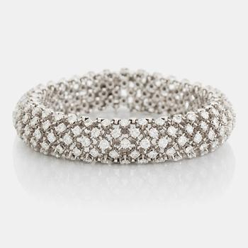 432. A platinum bracelet set with round brilliant-cut diamonds.