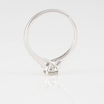 RING, 18K vitguld med briljantslipad diamant ca 0.70 ct samt små briljantslipade diamanter ca 0.15 ct. Vikt 2,9 gram.