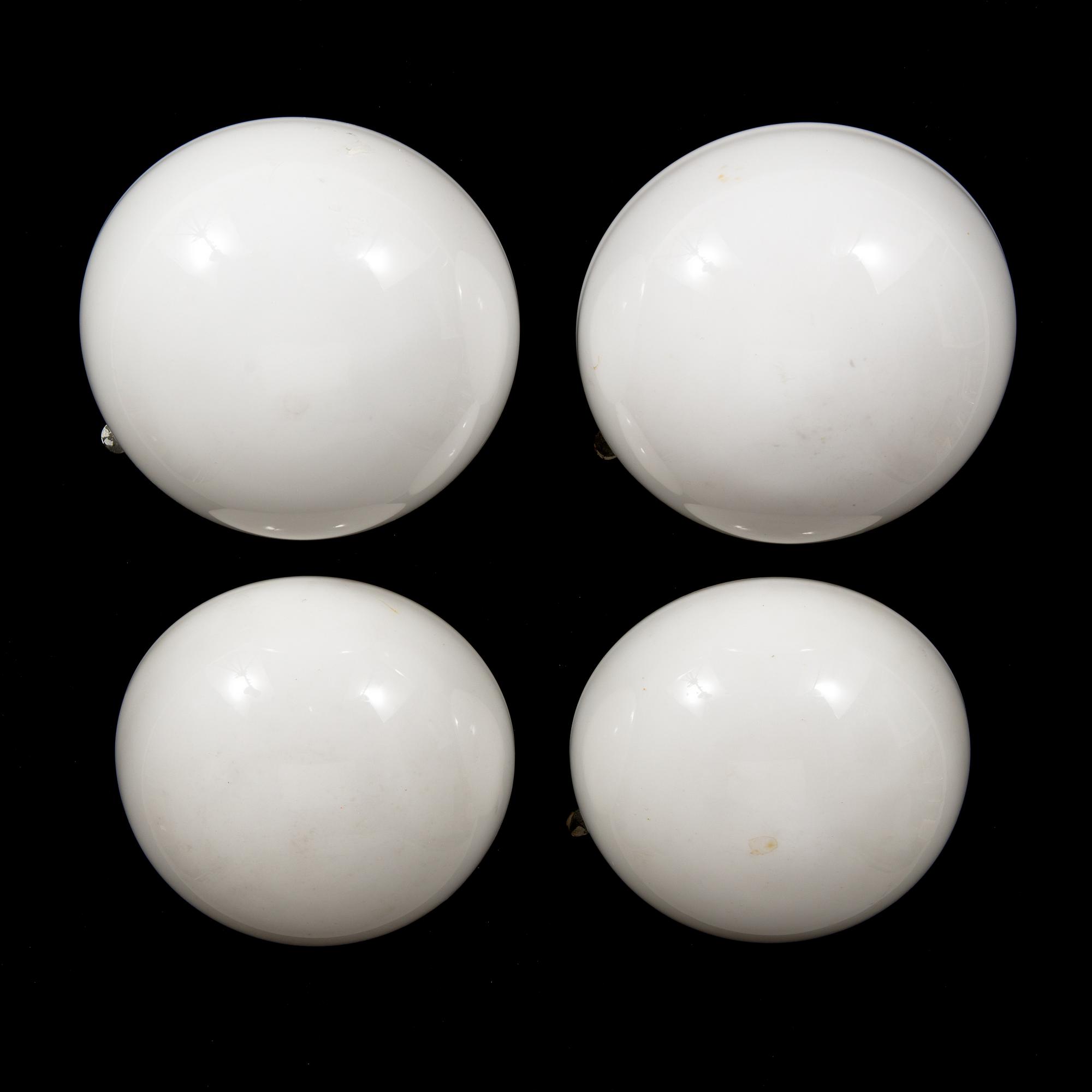 Kattovalaisimia/plafondeja/seinävalaisimia, 4 kpl, malli 80112-15, Idman 1950-luku.