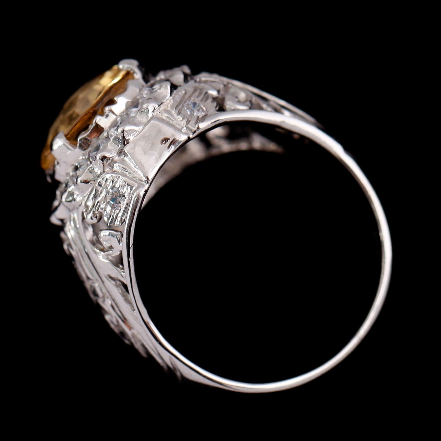 RING, förgyllt silver, vita safirer och citrin 4.10 ct. Total vikt ca 7 g.