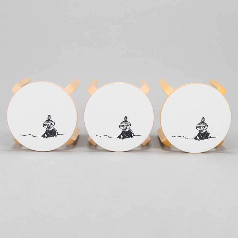 Alvar Aalto, Lastenkaluste, 3 osaa,  pöytä ja jakkaroita 3 kpl, yhteistyö Moomin Characters 2013.